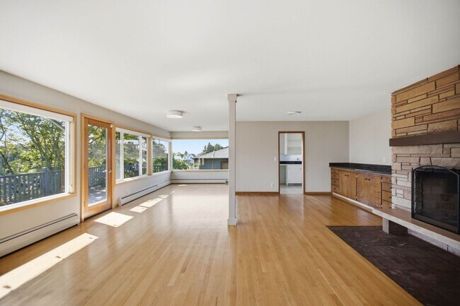 Building Photo - Spacious 4 Bed 2.5 Bath Home with Panoramic Views in Magnolia