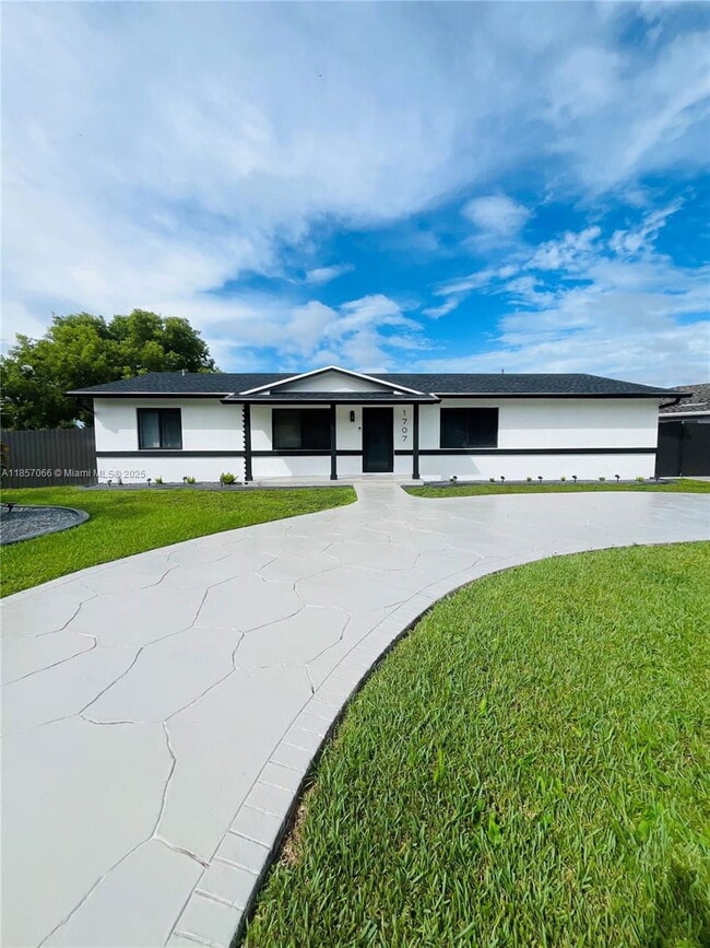 Building Photo - 1707 S Curlew Ln