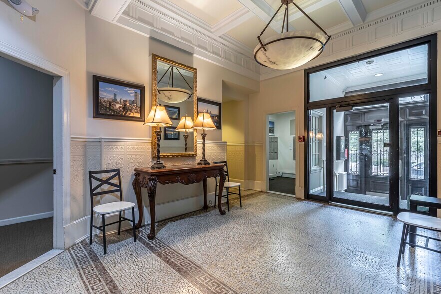 Building Photo - 483 Beacon St