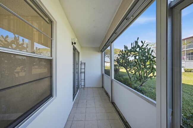 Building Photo - 476 Fanshaw L