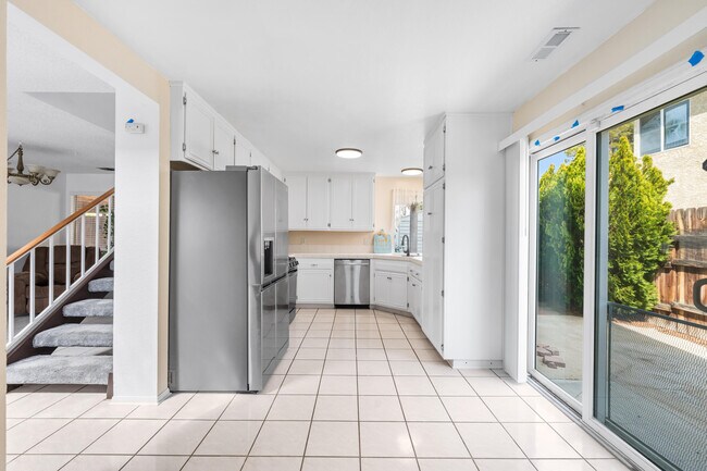 Building Photo - 42851 Lemonwood Dr