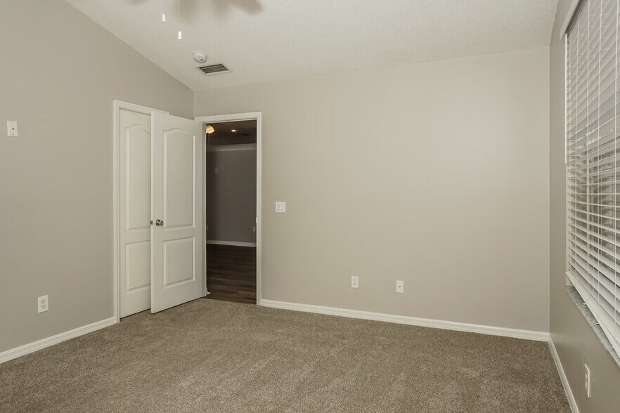 Building Photo - 304 Fareham Dr