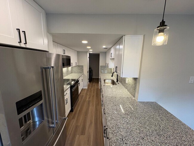 Building Photo - Newly Renovated 4 bed, 2.5 bath Townhome i...