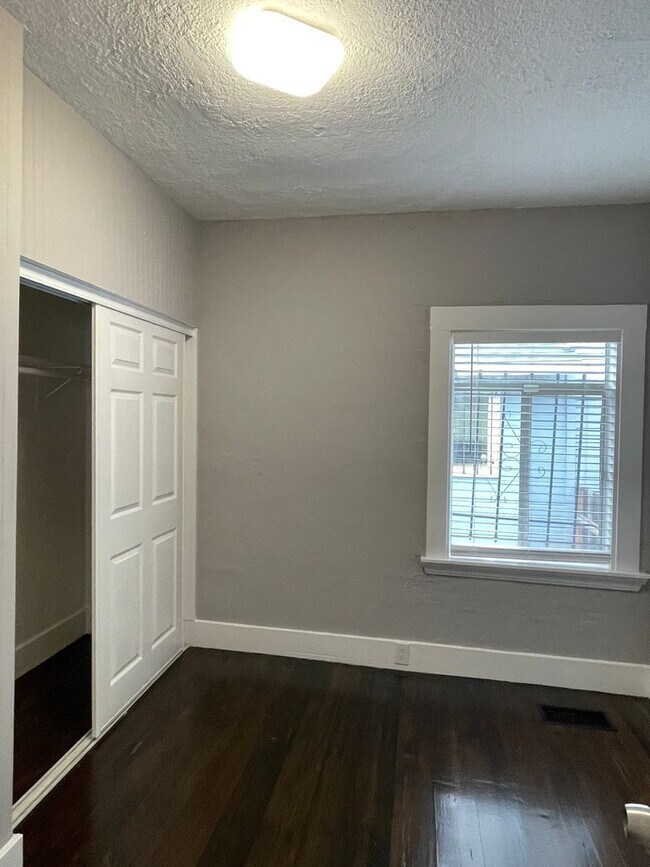 Building Photo - 869 Brockhurst St