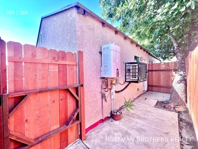 Building Photo - 420 N Sierra Bonita Ave