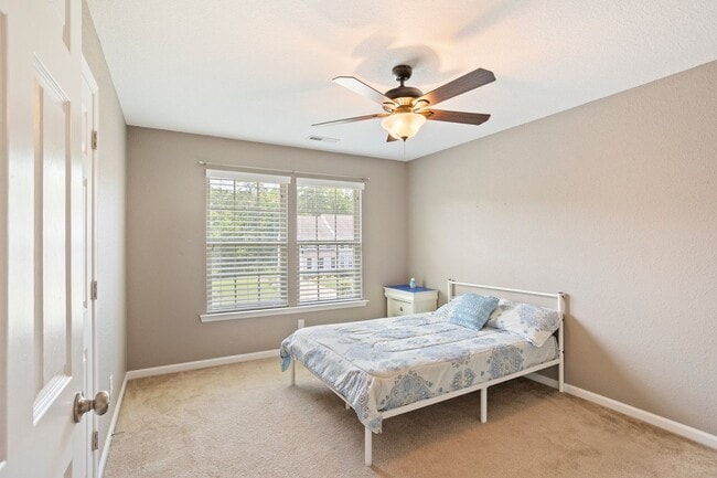 Building Photo - Beautiful 4 Bed 2.5 Bath