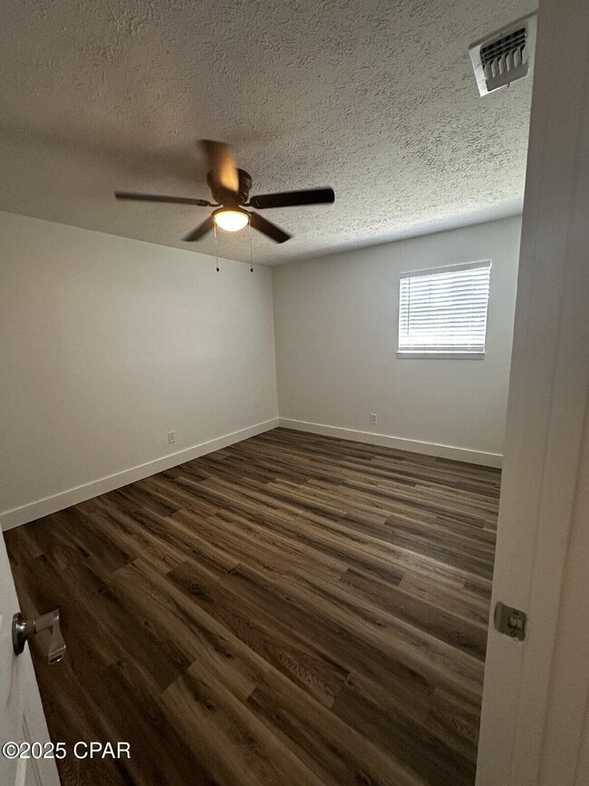 Building Photo - 615 Gardenia St