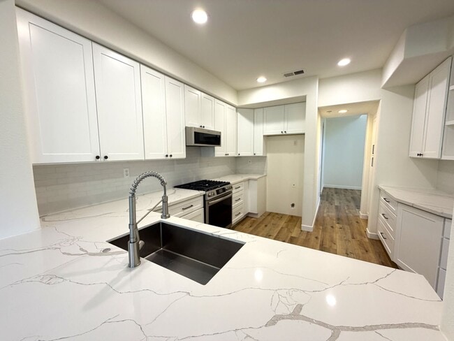 Building Photo - Gorgeous Rarely Available Bayshore Townhome- Just in Time for Summer!