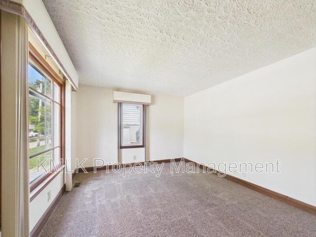 Building Photo - 975 Glenwood St NE