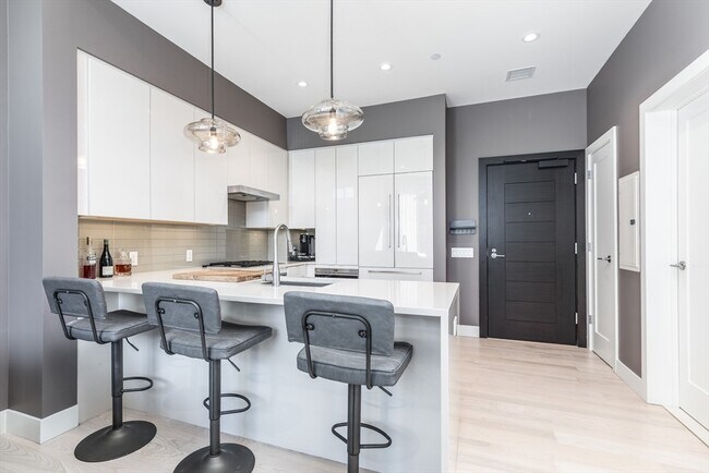 Building Photo - 32 Traveler St