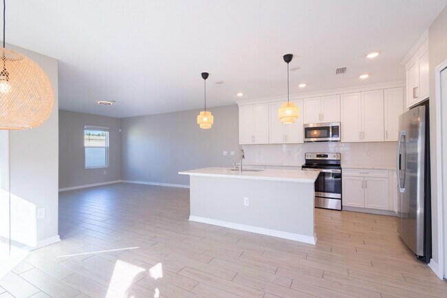 Building Photo - Gorgeous 3-Bed/2.5-Bath Townhome in Treves...