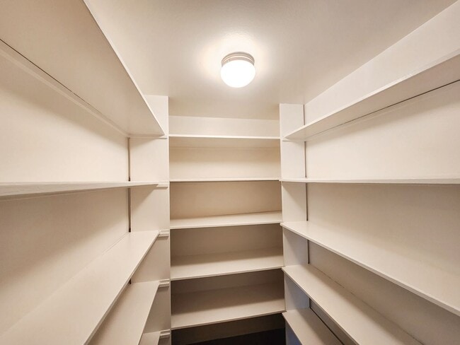 Building Photo - Top floor large 2 bed 2 bath open views at Woodlake