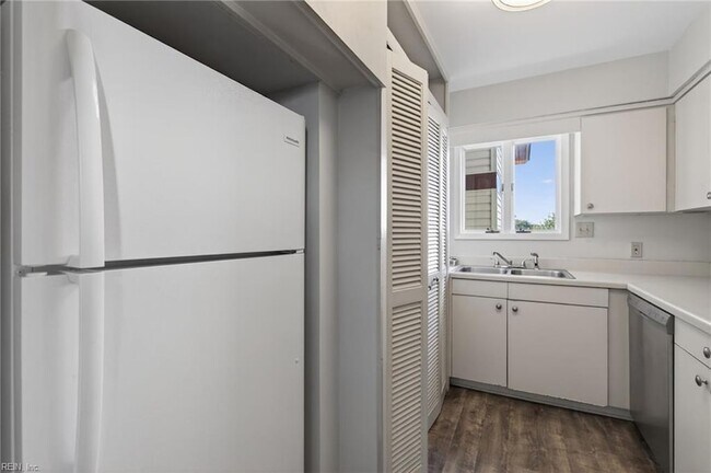 Building Photo - 2232 Vista Cir