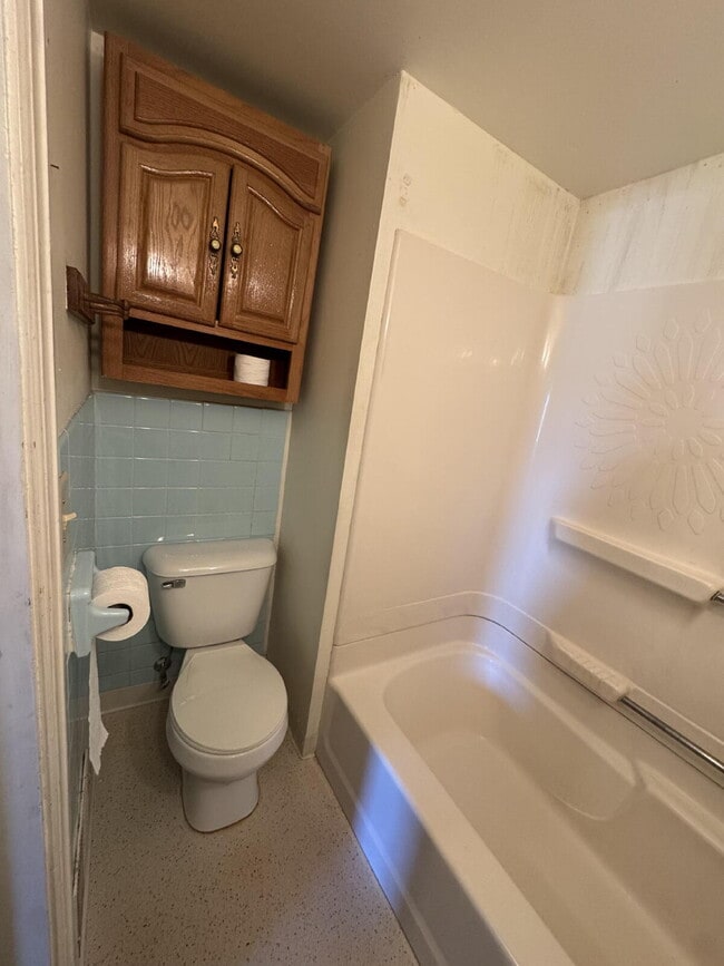 Building Photo - 2 Bedroom, 1 Bathroom Unit in 2nd Street D...