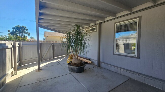 Building Photo - Gorgeous Single Story Home