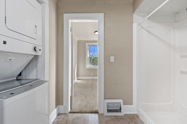 Building Photo - 1 Bedroom House
