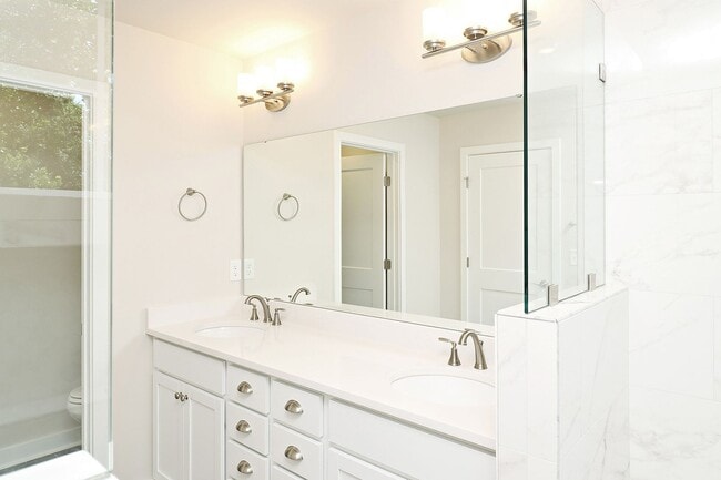 Building Photo - Dog-Friendly Townhouse Just South of Downt...