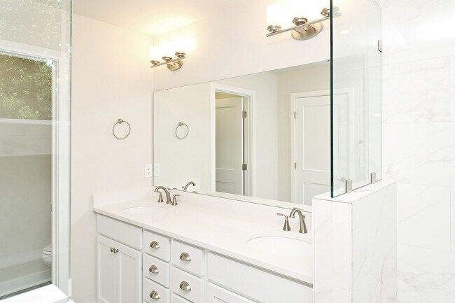 Building Photo - Dog-Friendly Townhouse Just South of Downtown Charlottesville