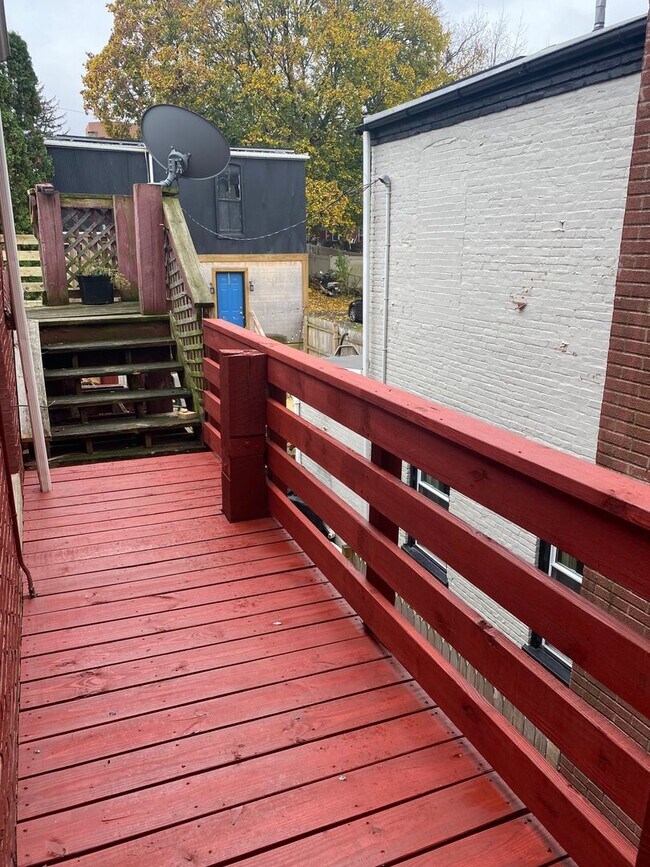 Building Photo - 644 E Chestnut St