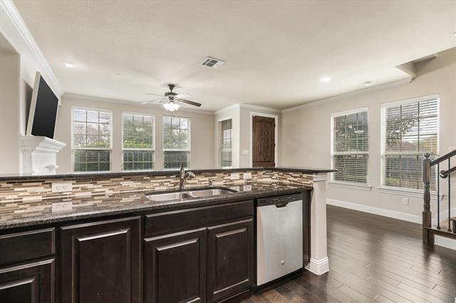 Building Photo - 7915 Parkwood Blvd