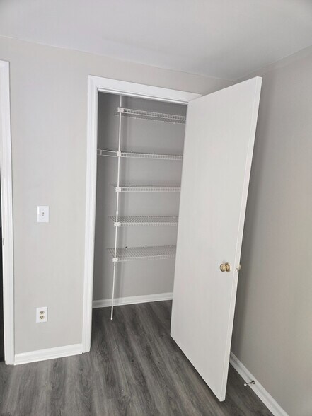 Building Photo - Room in Apartment on Arlyn Cir