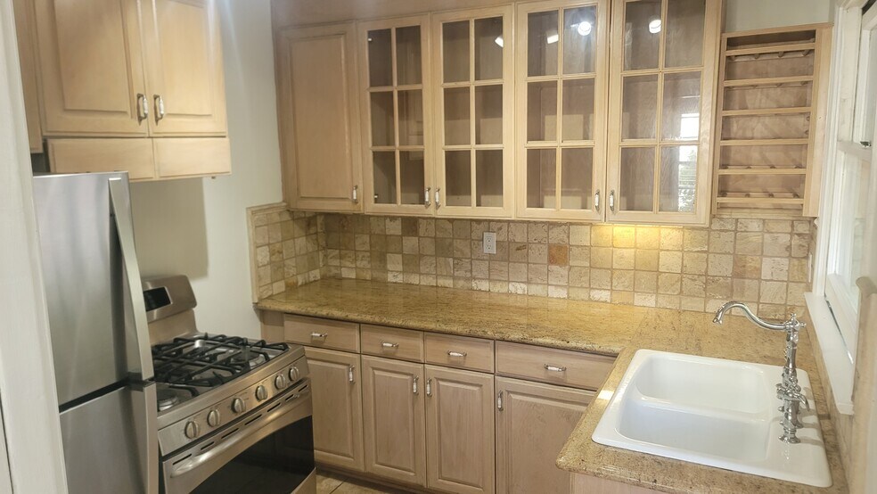 Building Photo - 5025 Cahuenga Blvd