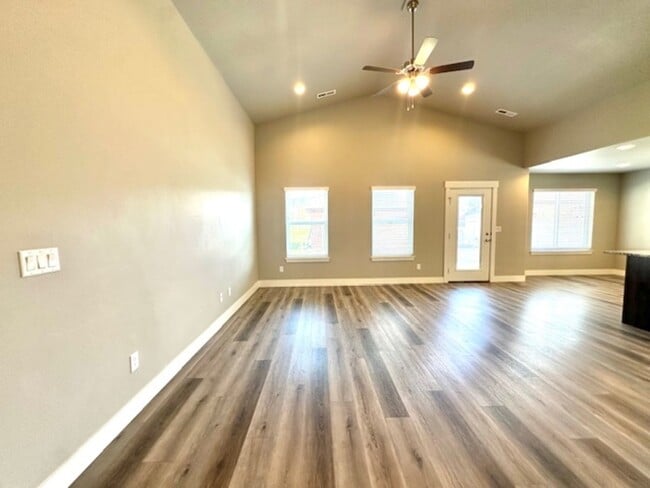 Building Photo - 1095 S 150 W