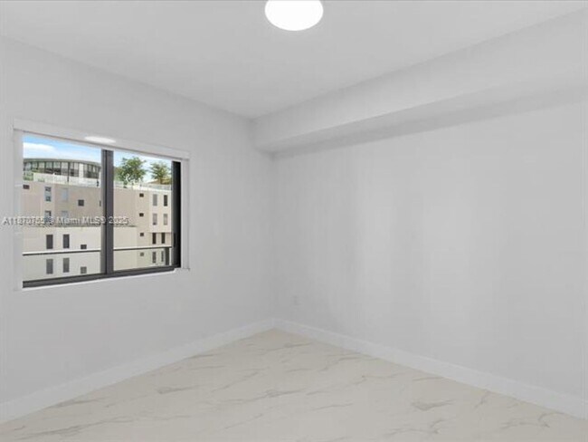 Building Photo - 700 NE 24th St