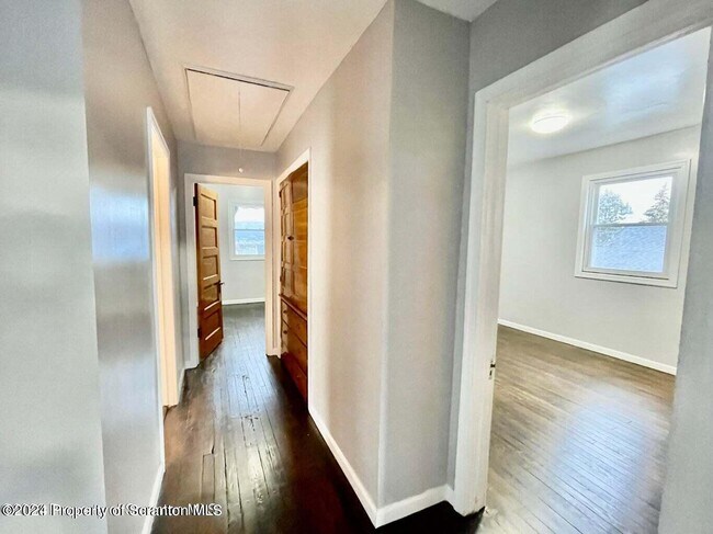 Building Photo - 304 E Elm St