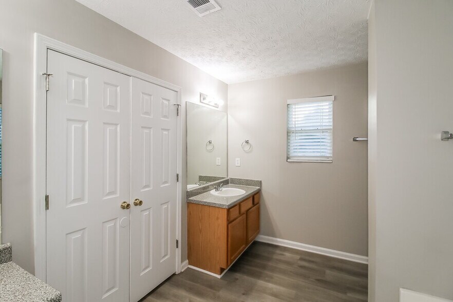 Building Photo - 1200 Catalina Pkwy