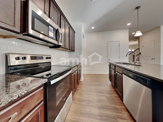 Building Photo - 450 Sandstone Dr