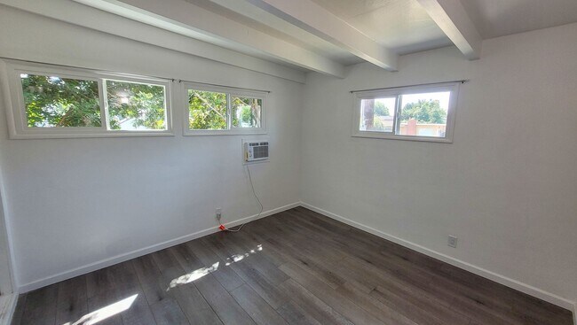 Building Photo - w8312