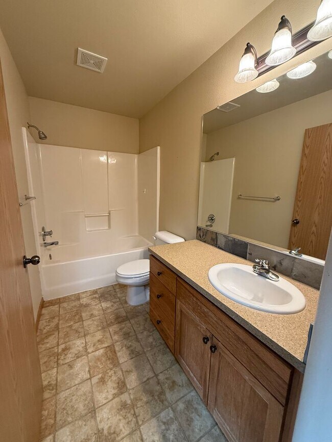 Building Photo - 3 Bed/2.5 Bath Townhome in NE Bend - Mountain Views!