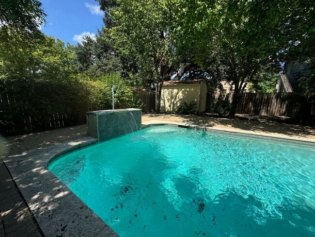 Building Photo - Great Home Corner Lot With Pool!