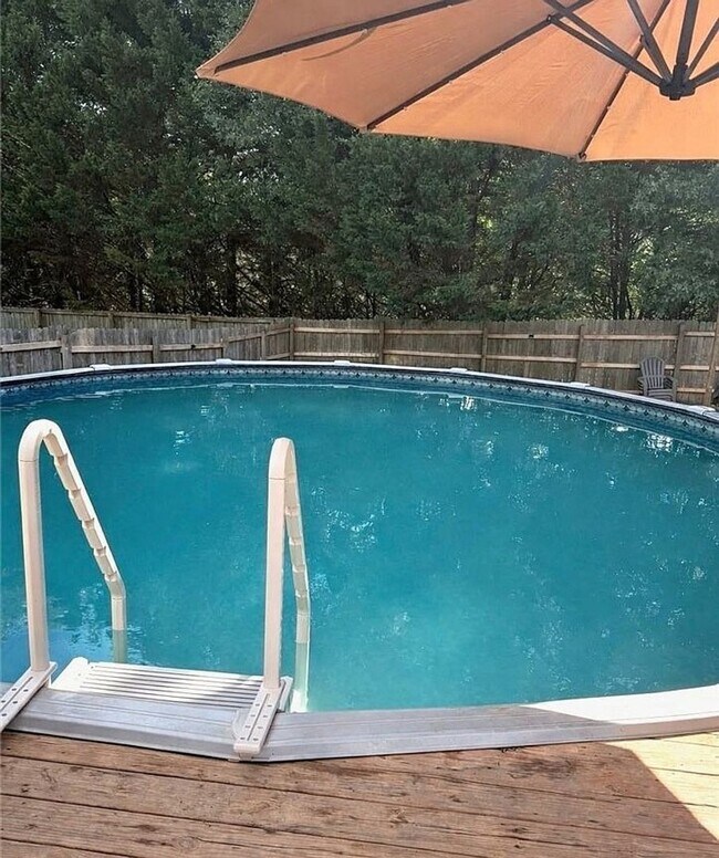 Building Photo - Beautiful 3BR/3BA Home with Private Pool in Commerce