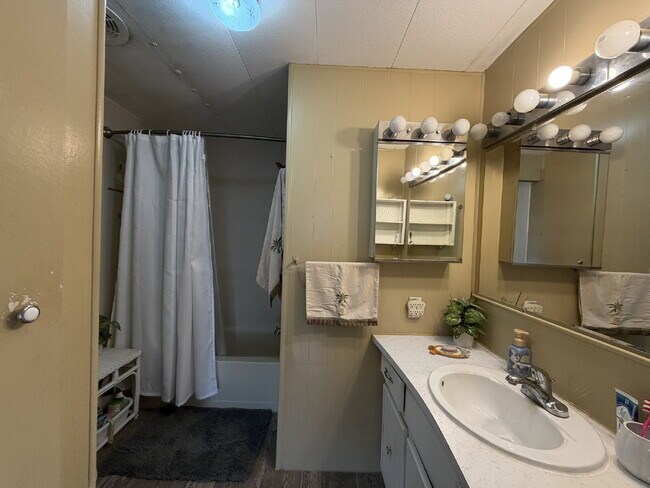 Building Photo - "Cozy 2-Bed Oasis in Nokomis, FL – Nokomis Lake Village Retreat!"