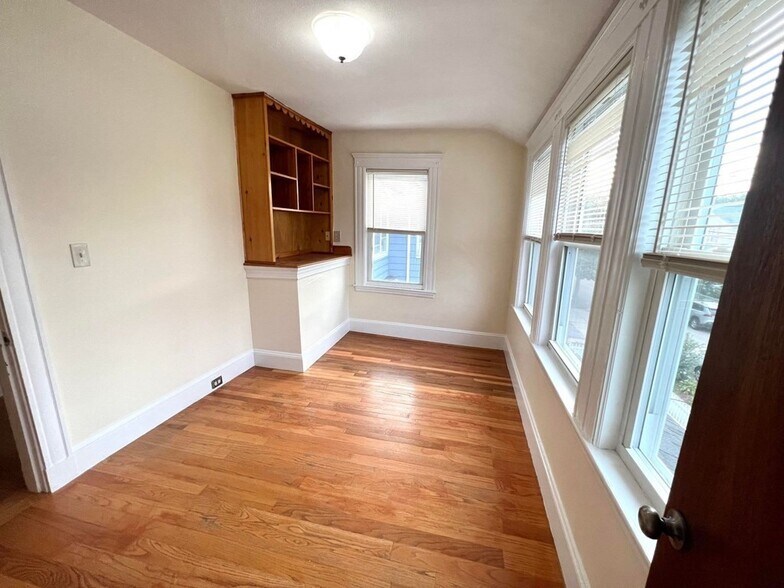 Building Photo - 164 Marlboro St
