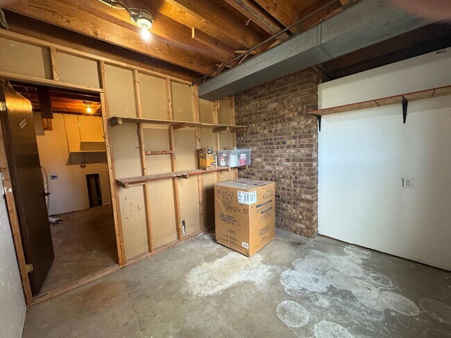 Building Photo - 5 bedroom, 3 bath, 2 car on acreage near t...