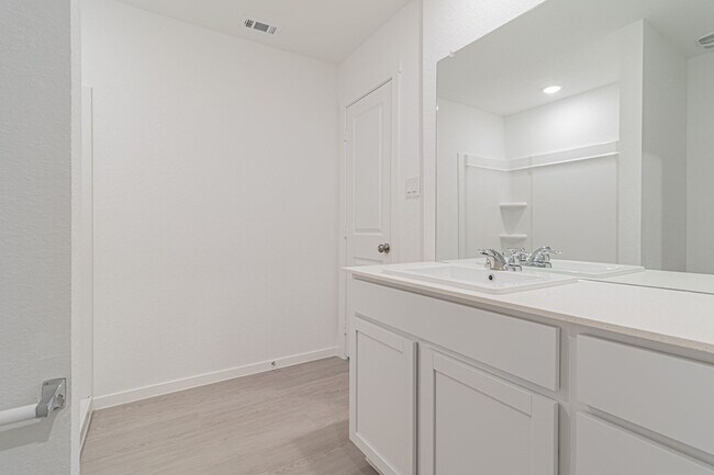 Building Photo - MOVE IN READY 4 BD | 2 BA | 2 CAR GARAGE B...