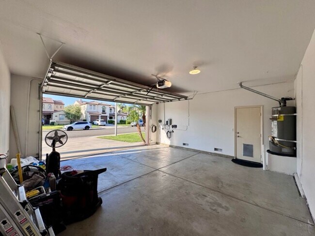 Building Photo - FOR LEASE: Stunning expansive 3 Bedroom Re...