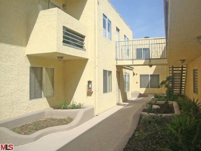 Building Photo - Beautiful 2 Bed/2 Bath with Hardwood Floors, Central Air Conditioning, Stainless Steel Appliances...