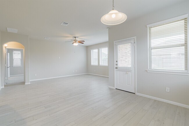 Building Photo - 3002 Roberta Sue Dr