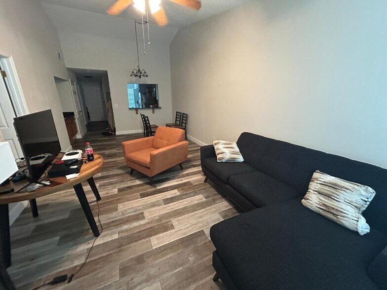 Building Photo - 9532 Darien Ave