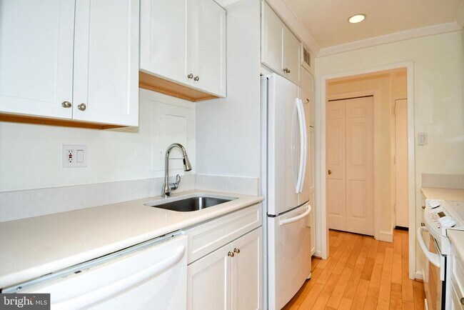 Building Photo - 2501 Calvert St NW