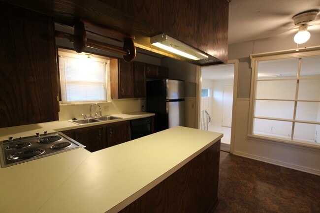 Building Photo - Available-Adorable Large 3 bedroom Home near Downtown!