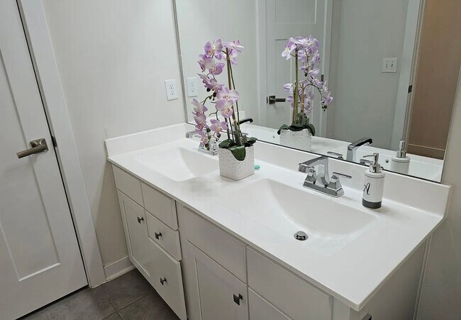 Building Photo - 3700 SF 4/4 Available Now!