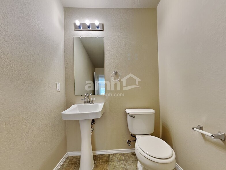 Building Photo - 421 Hackberry Dr