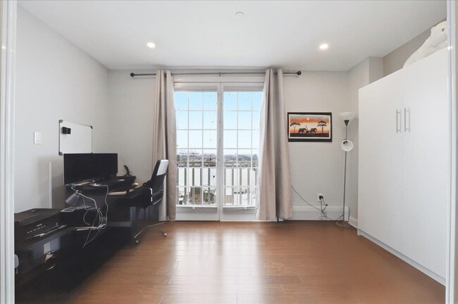 Building Photo - 100 Shearwater Ct E