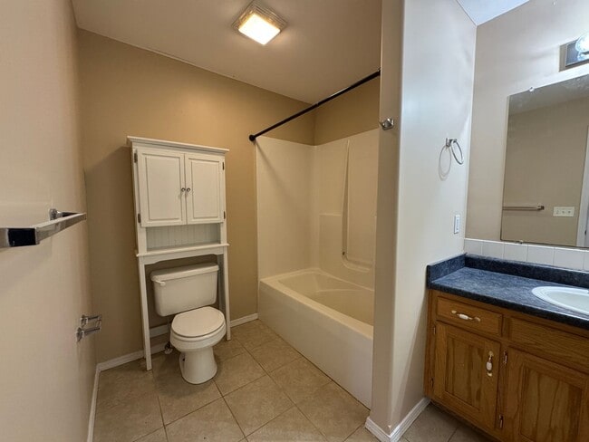 Building Photo - Freshly Painted Beautiful 3 Bedroom, 2 Bat...