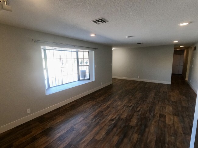 Living room - 604 Bonita Ave